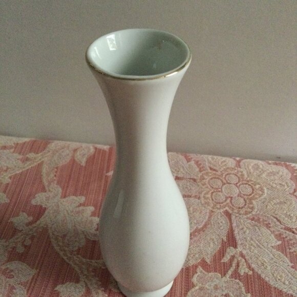 Beautiful porcelain vase floral 8" made in Taiwan - Picture 3 of 7